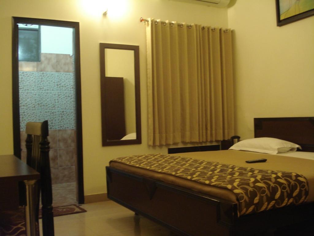 Hotel Utsav Dehradun Exteriör bild