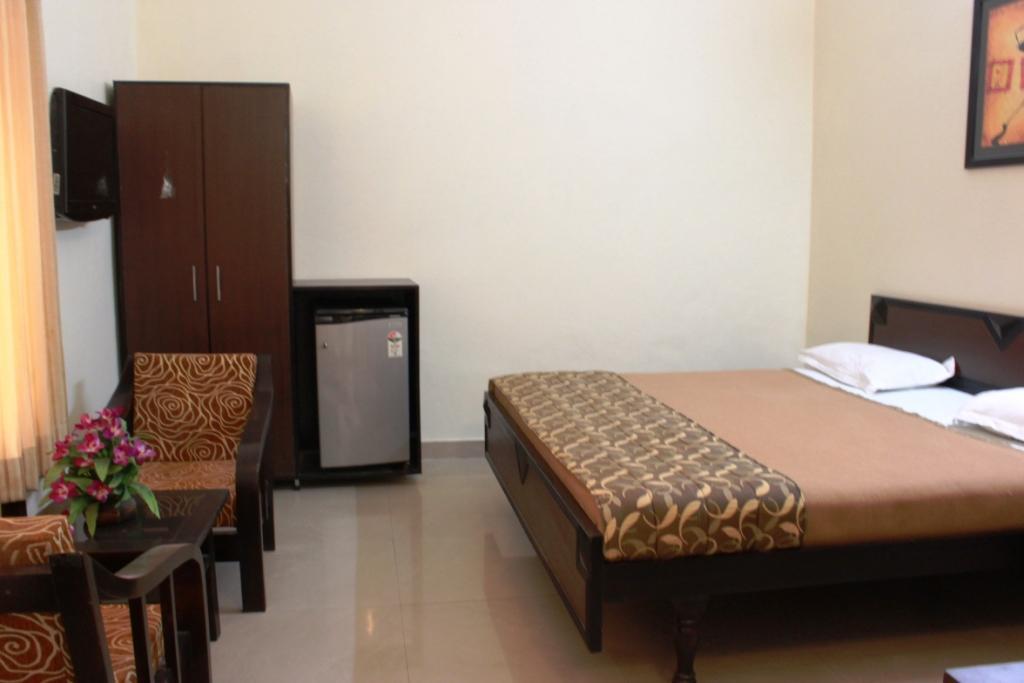 Hotel Utsav Dehradun Exteriör bild