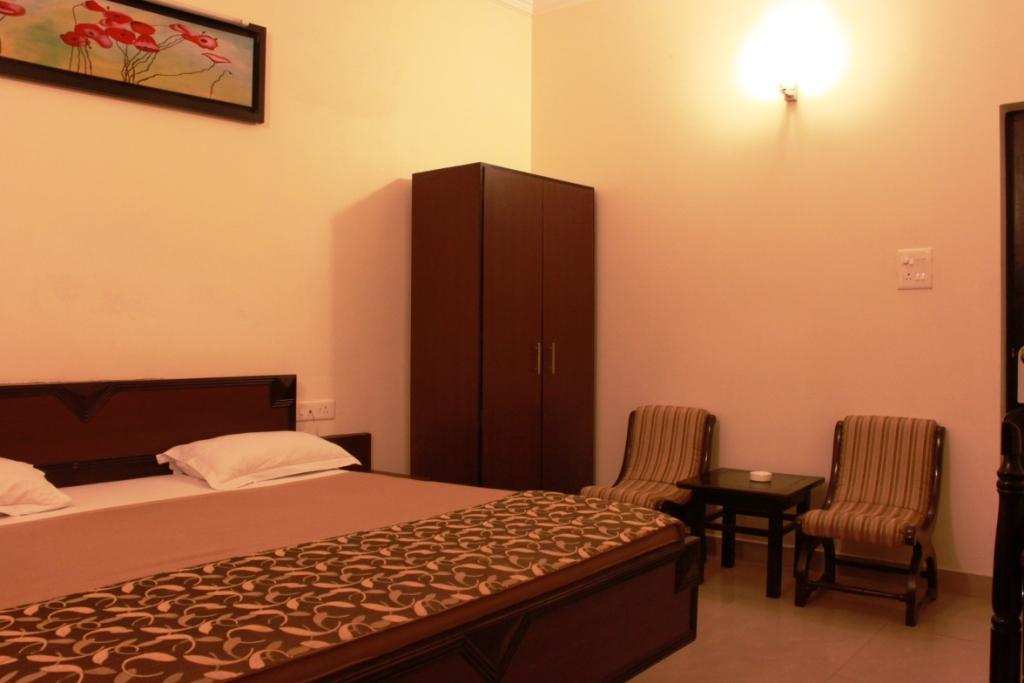 Hotel Utsav Dehradun Exteriör bild