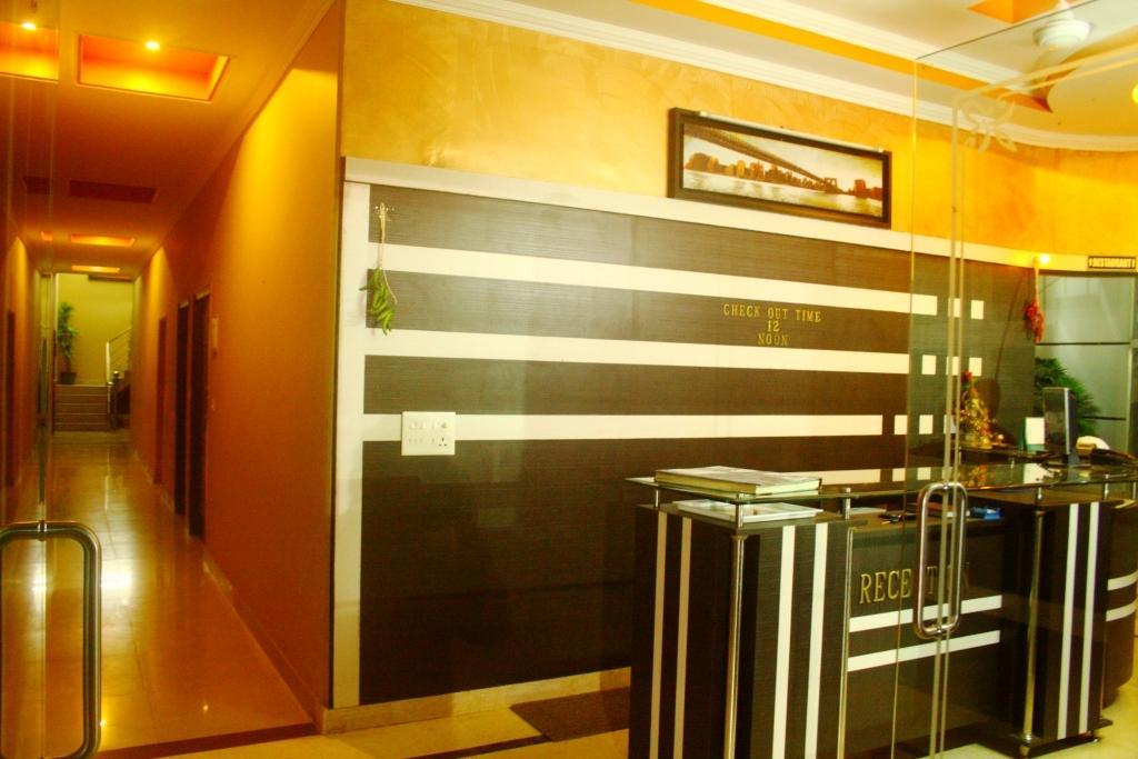 Hotel Utsav Dehradun Exteriör bild