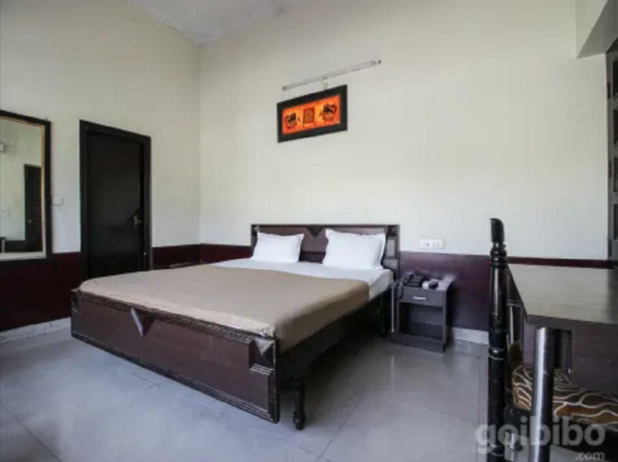 Hotel Utsav Dehradun Exteriör bild
